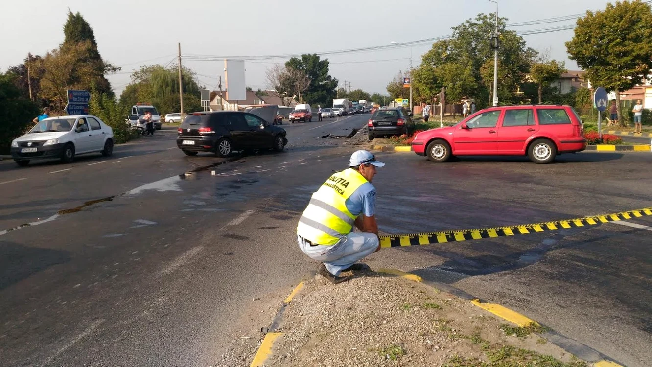 Trei tineri au fost spitalizaţi după ce au fost loviţi în plin de şoferul băut Foto: Adevărul