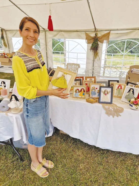 Loredana Gavriliu îşi prezintă creaţiile la un târg de profil. Foto: Facebook / adevarul.ro
