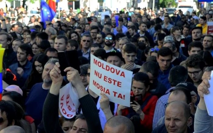 Câteva mii de oameni au protestat la Iaşi faţă de mitingul PSD FOTO Adevarul