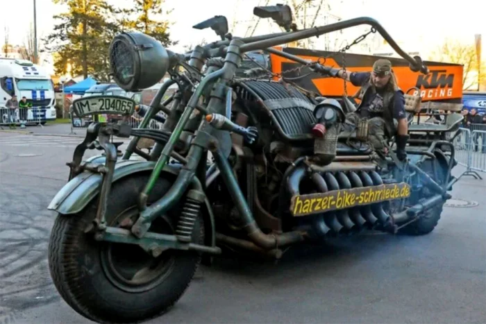 Panzerbike are un motor T-55 . Fotografii: Harzer Bike Shmiede