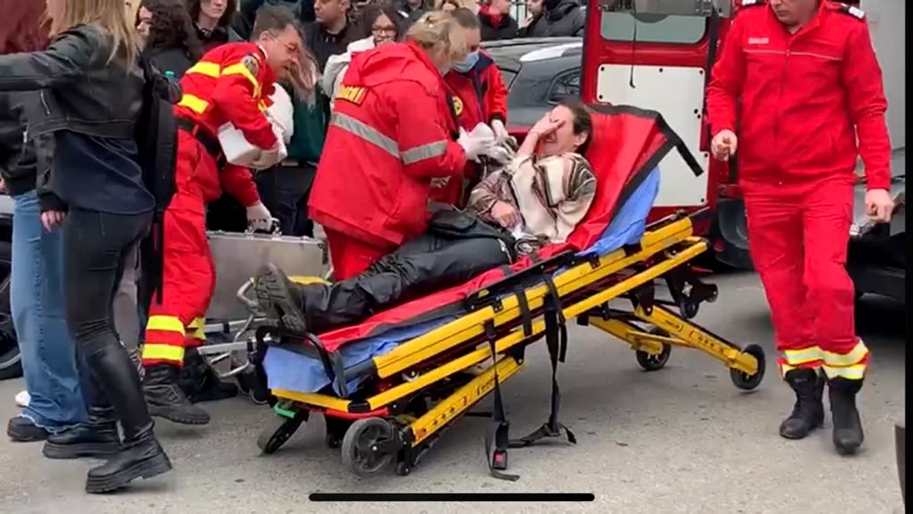 Mama lui Melis, luată de Ambulanță FOTO A.P.
