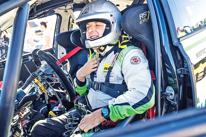 A făcut şcoala de  pilotaj în 2017