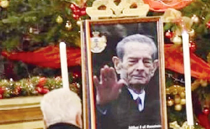 
    Colivă cu chipul Regelui şi în culorile tricolorului  