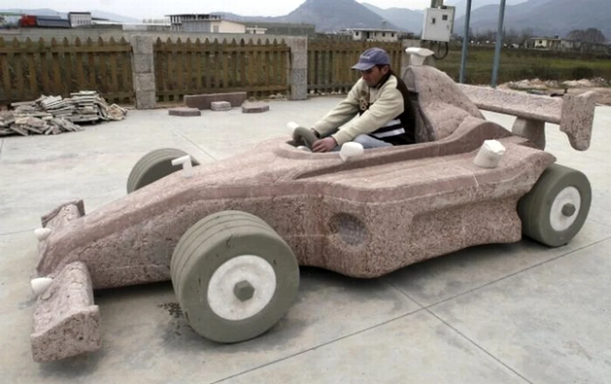 
    Maşina de Formula 1 nu poate fi mutată prea uşor.  