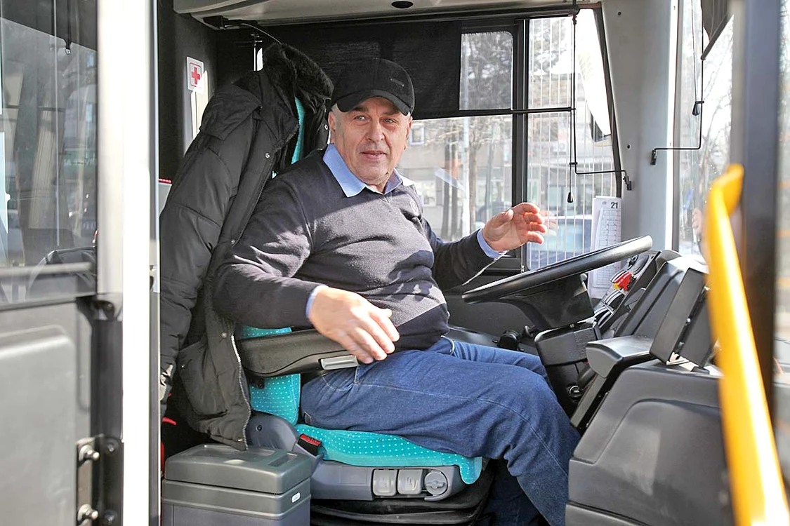 Cristinel Popescu conduce autobuze din 1980