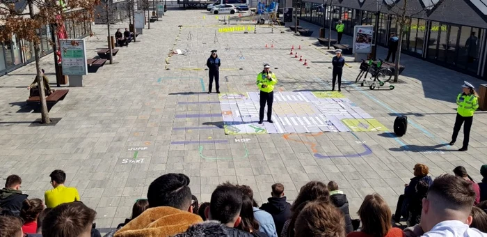 Polițiști, în fața elevilor, în timpul unei acțiuni preventive. FOTO Poliția Română