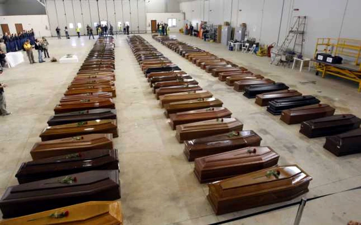 Sicriele cu trupurile neînsufleţite ale victimelor naufragiului din largul insulei italiene Lampedusa, tragedie care a avut loc pe 3 octombrie şi s-a soldat cu aproape 300 de morţi FOTO Reuters