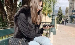 Rebecca, cu geantă de la Chanel și pantaloni Versace, două brandu uri celebre și scumpe  jpeg