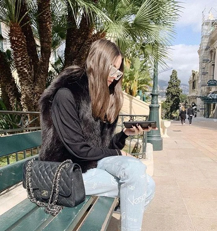 Rebecca, cu geantă de la Chanel și pantaloni Versace, două brandu-uri celebre și scumpe