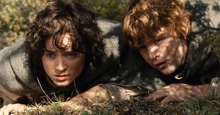 Personajele Frodo (Elijah Wood) şi Sam (Sean Astin), în filmul „Stăpânul inelelor“