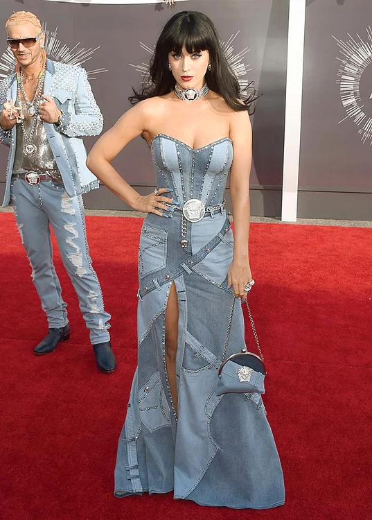 LOCUL 2 Katy Perry,  29 de ani ,  rochie din  denim,  creaţie  Versace