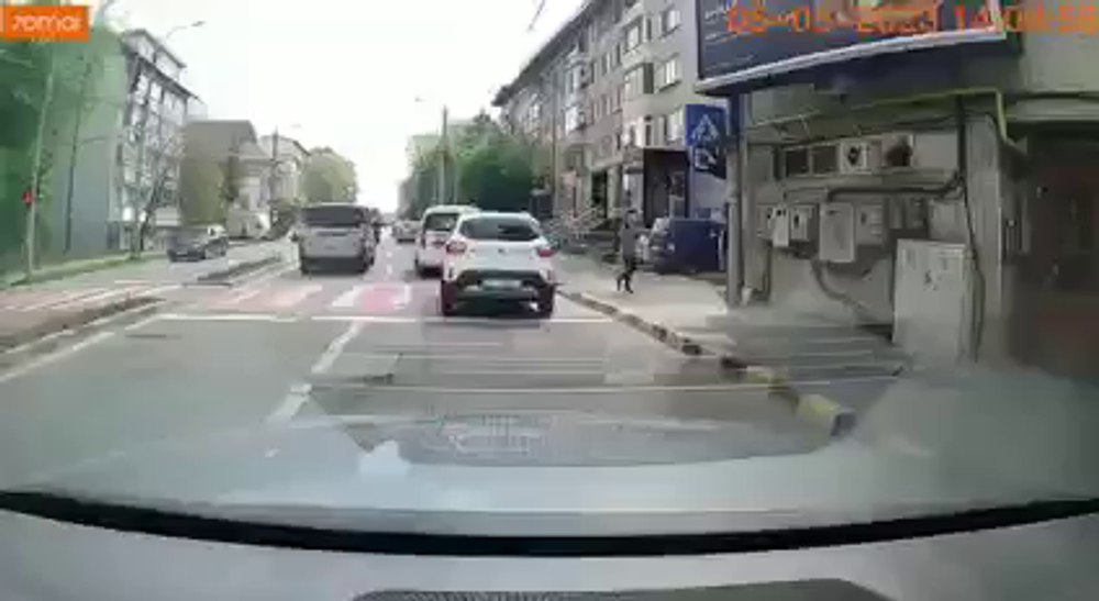 Șofer agresiv filmat în timp ce blochează un alt conducător auto în trafic și iese din mașină cu un obiect contondent VIDEO 