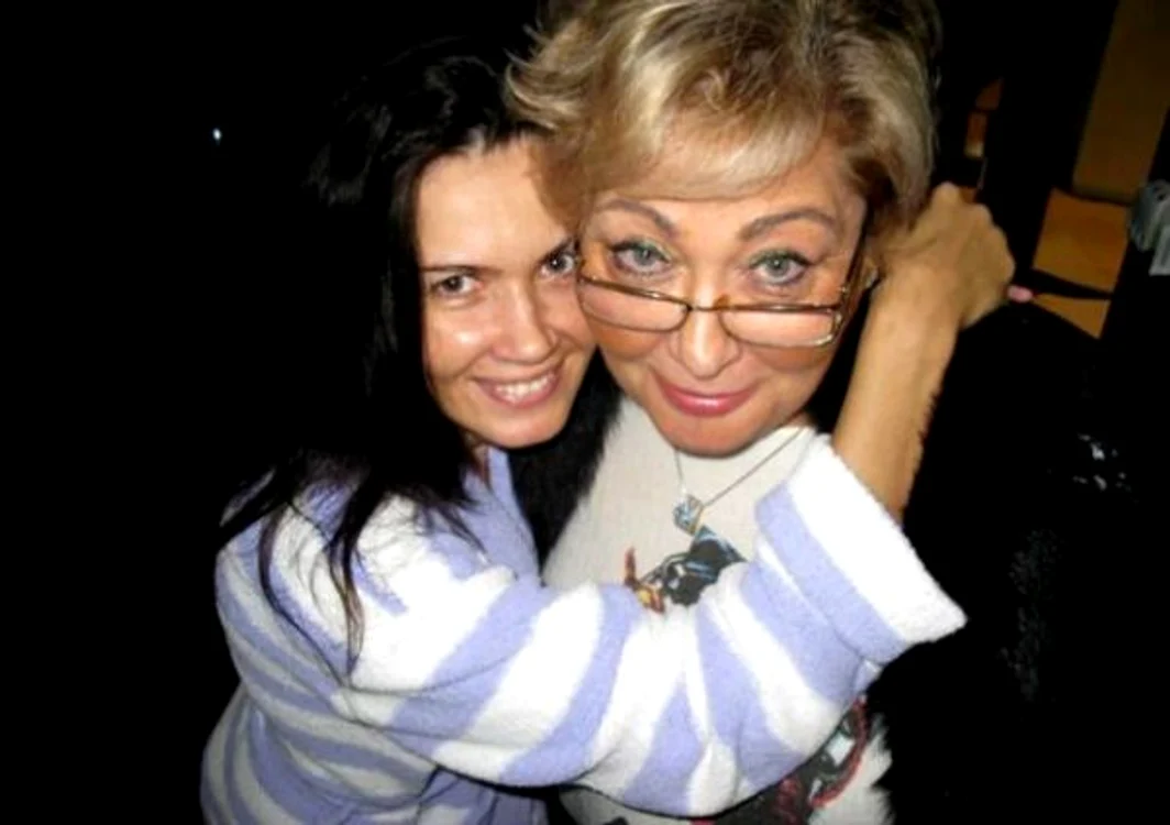 Oana a venit îmbrăcată într-o salopetă decoltată prin care i s-au văzut sânii în toată splendoareafoto: captură Kanal D