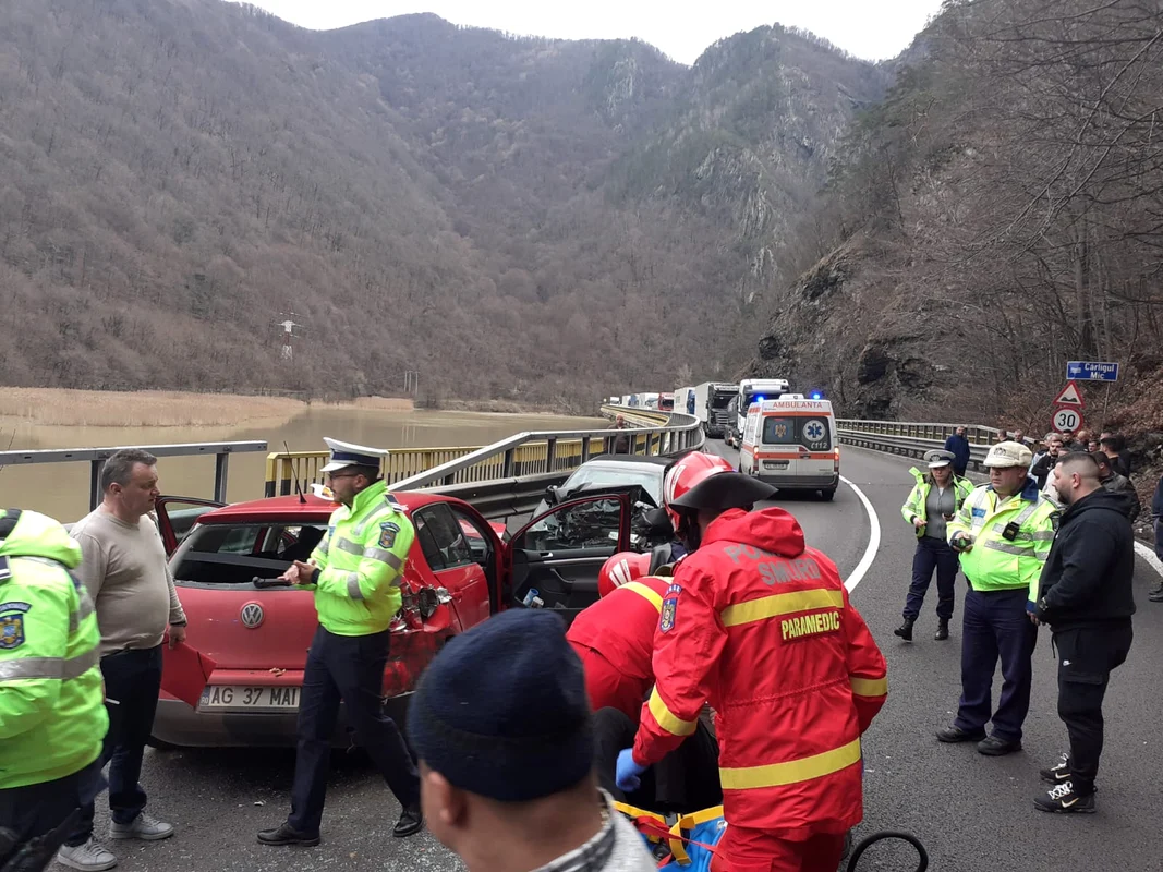 Coliziune în zona viaductului Cârligul Mic pe DN7 pe Valea Oltului cu patru victime Foto ISU Vâlcea jpeg