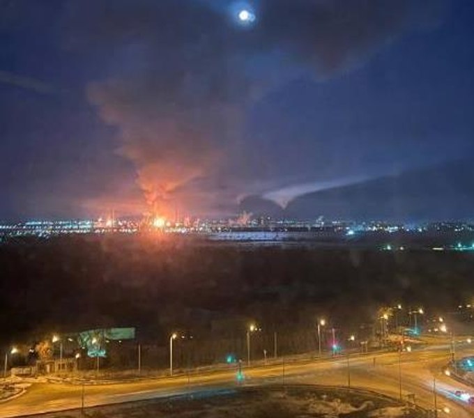 Rafinărie de petrol din Rusia, în flăcări după un atac cu drone . Doi morți și șapte răniți într-un alt atac în regiunea Bolgorod