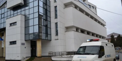 Tribunalul Bacău a decis ca edilul din Dărmăneşti să stea 30 de zile în arest preventiv FOTO Mircea Merticariu