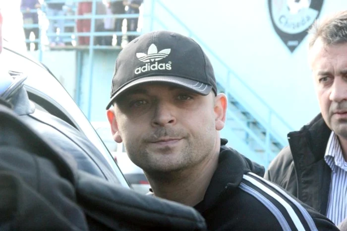 Interlopul cu sabie, Sorin Udrea, se află și el printre cei săltați de polițiști (foto:pressalert.ro)