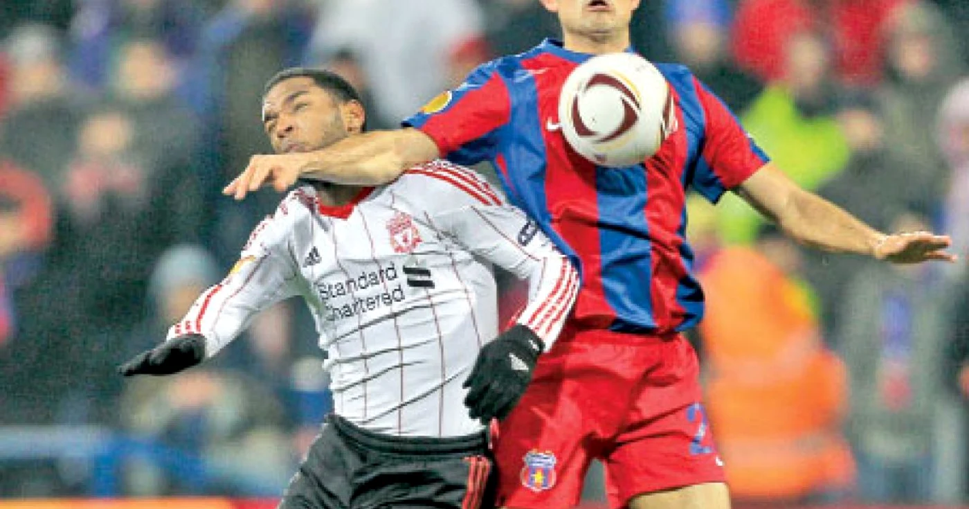 Stelistul Angelov (dreapta) l-a depăşit în dueluri pe mai bine cotatul său adversar, olandezul Babel  
