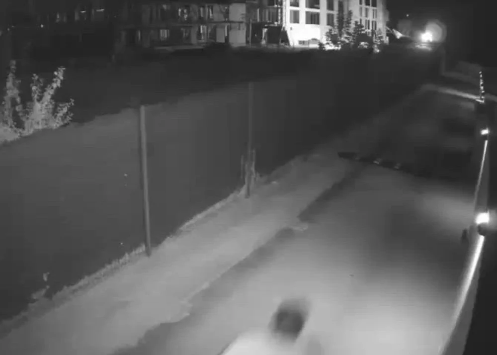 Trei bărbați, reținuți după ce au furat stâlpi metalici dintr-un șantier din Capitală. La cât ajunge prejudiciul