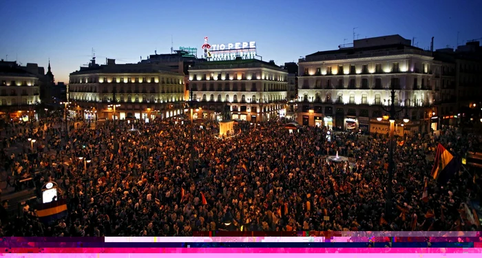 Manifestanţi spanioli adunaţi în Piaţa Puerta del Sol FOTO Reuters