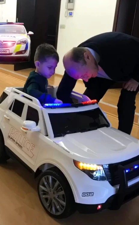 Fostul președinte i-a cumpărat nepotului o mașină de poliție