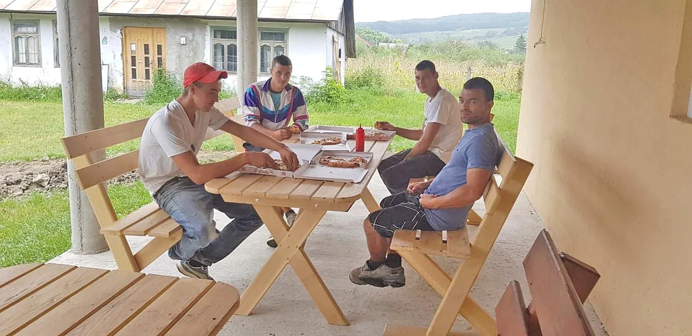 Terasa pizzeriei  de la Hilişeu Horia  e mereu plină 