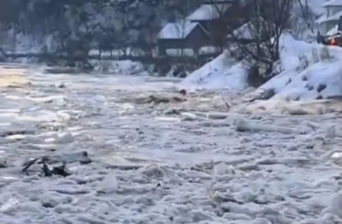 Imagini spectaculoase din Maramureș, unde un pod de gheață s-a rupt, iar sloiurile au pornit la vale