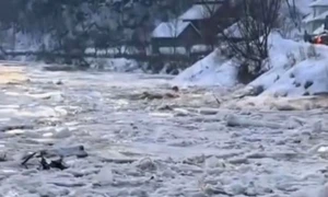 sloiuri de gheaţă pe râu Maramureş captură video RAW Meteo Group jpg