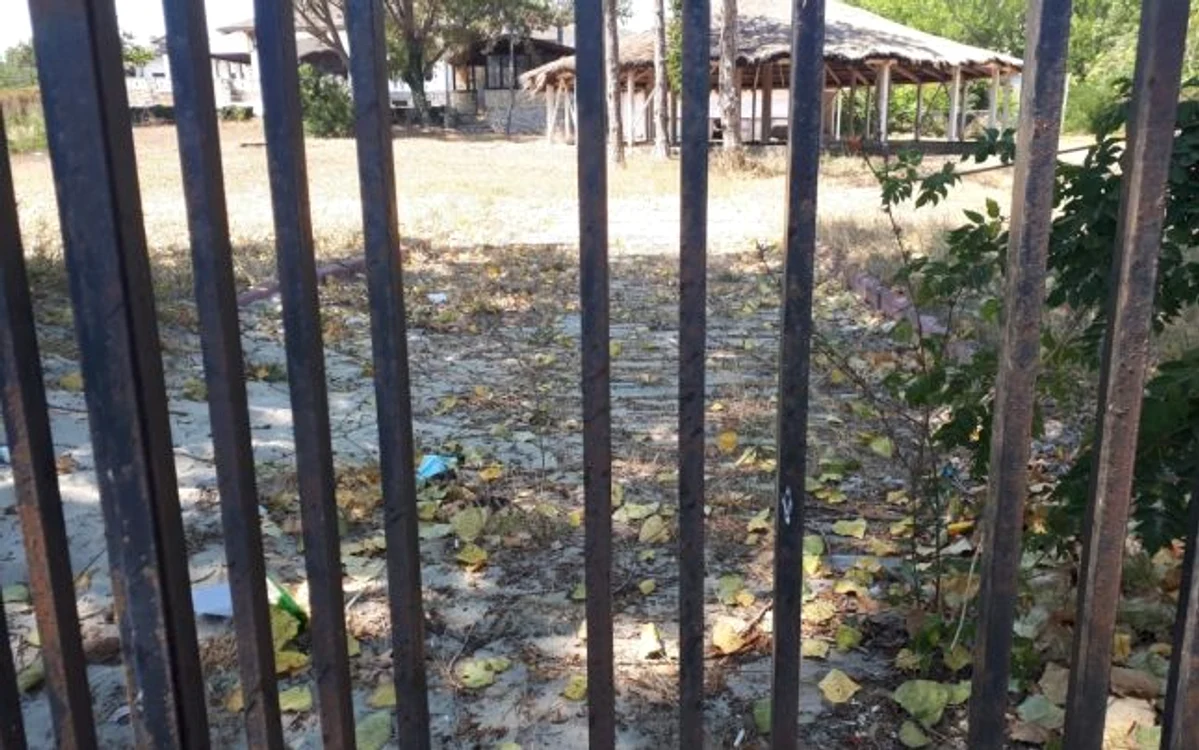 Unii turiști sar gardul pentru a-și face nevoile în curtea palatului