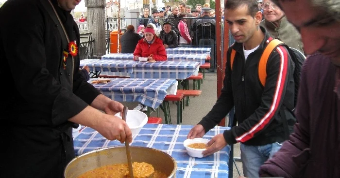 Fasole cu ciolan, servită la prânz orădenilor