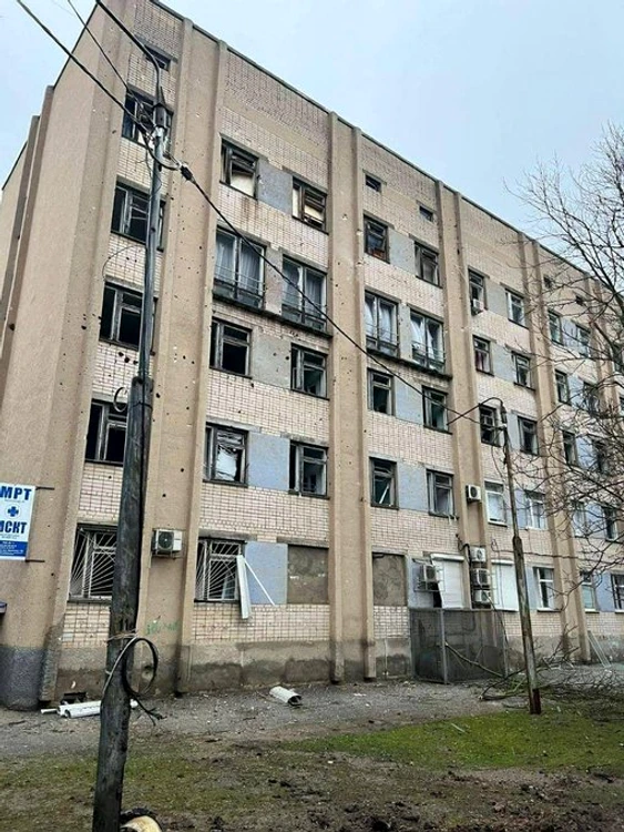 În Herson, maternitatea unui spital a fost bombardată. Nu au fost victime. Foto: Nexta TV