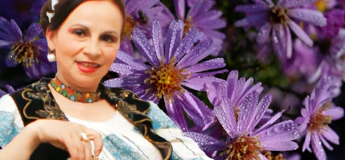 Gherghina Stancu își spală părul cu infuzie de frunze de nuc