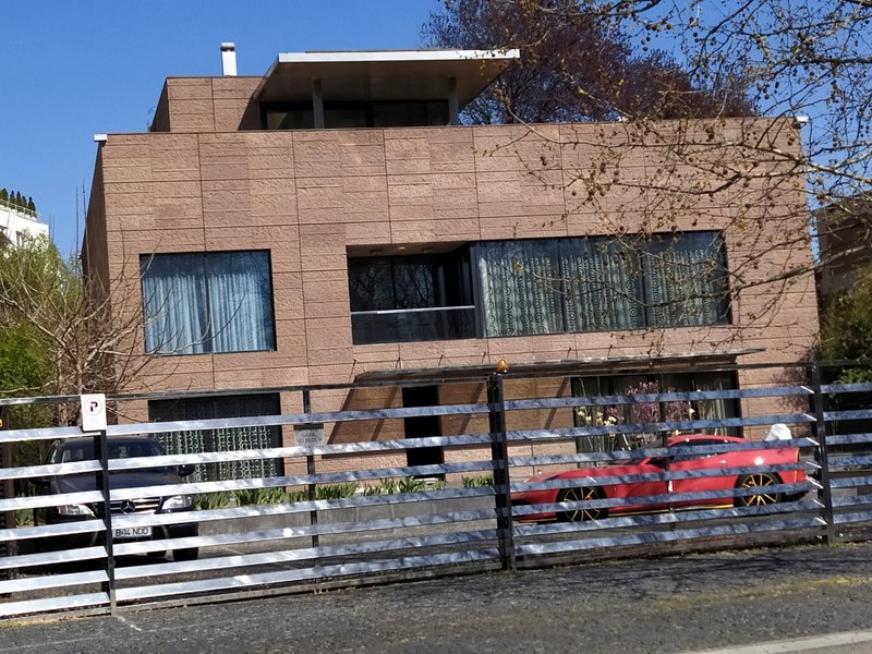 Cine este milionarul român cercetat penal după ce ar fi lovit o femeie. Aceasta a parcat maşina în faţa curţii sale