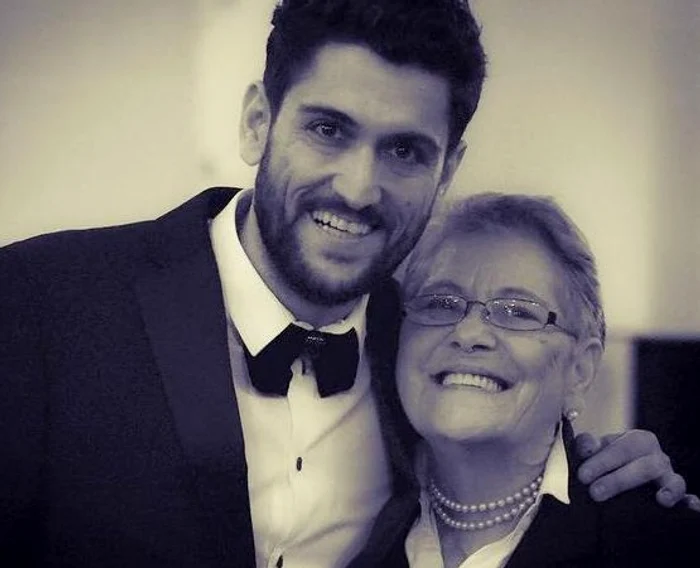 Cezar Ouatu îşi iubeşte mama nespus