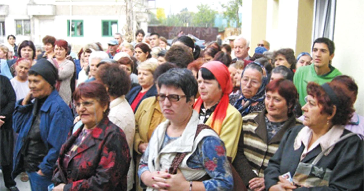 Bătrânii au stat ore în şir la coadă pentru mâncare