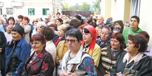 Bătrânii au stat ore în şir la coadă pentru mâncare