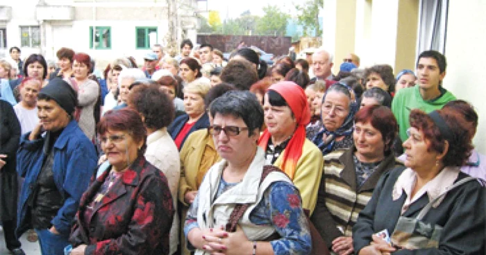 Bătrânii au stat ore în şir la coadă pentru mâncare