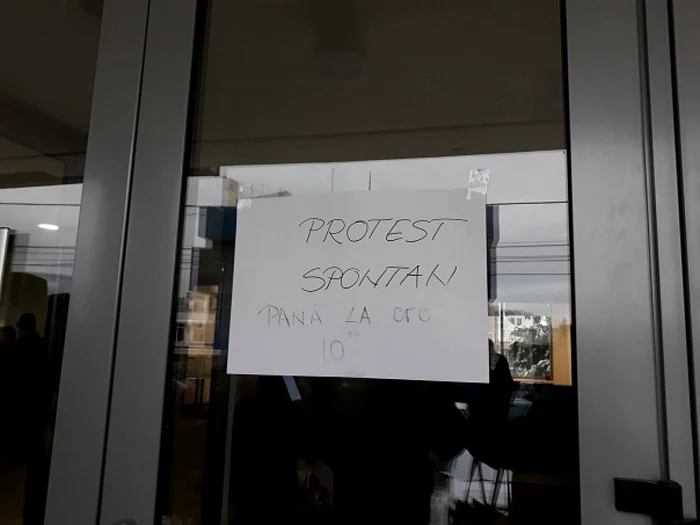 Angajaţii au declanşat un protest spontan Foto: Angela Sabău