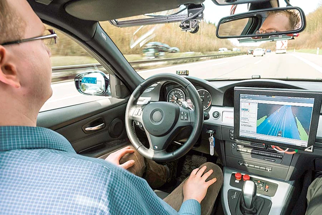 Maşina are pe capotă  o cameră video  conectată la computer (Fotografii: Bosch/ Guliver Rexfeatures)