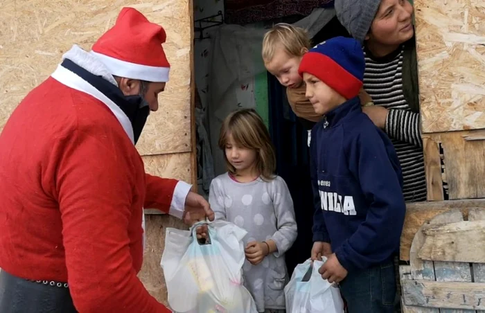 Mama ajutată să-şi găsească o casă din care tatăl copiilor săi să nu o mai poată alunga a primit vizita lui Moş Crăciun FOTO: arhiva Dan Dicu