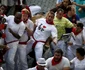 tauri prin multimea de alergatori la san fermin pamplona foto reuters 11