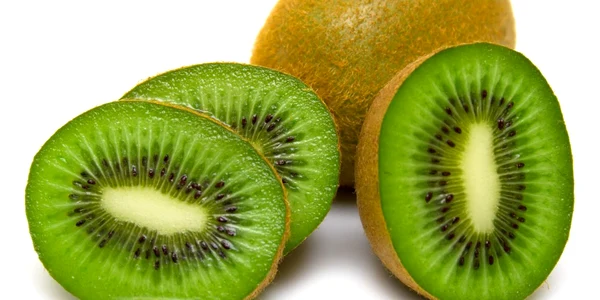 În această perioadă, este bine să mănânci un kiwi pe zi, ca să previi răceala