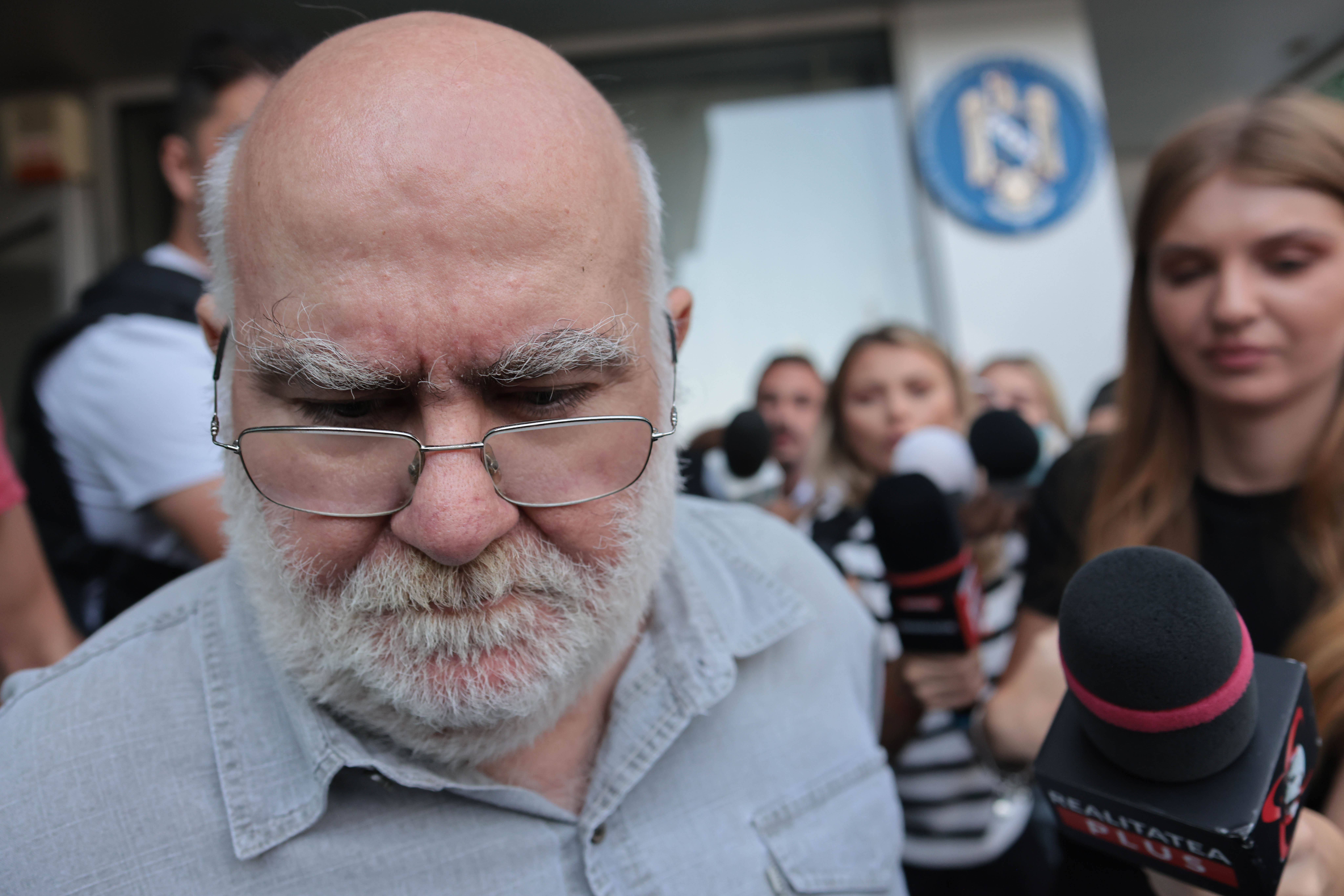 Alfred Bulai este escortat de polițiști în afara secției 2 de politie din București. FOTO Inquam Photos / George Călin