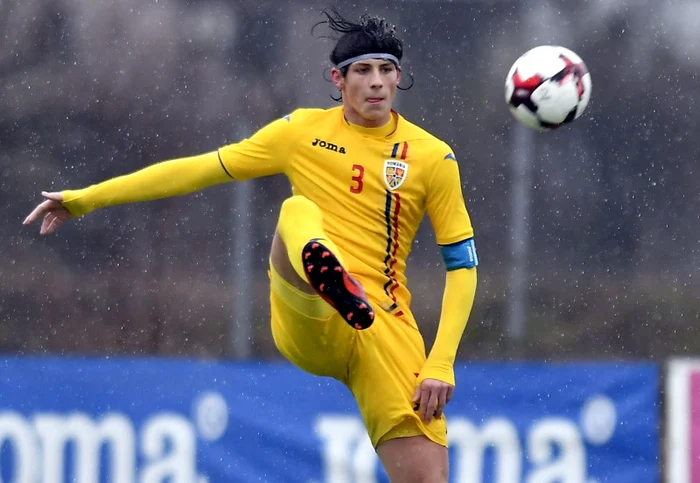 
    Radu Drăgușin și colegii săi n-au izbutit să evite eșecul în fața SpanieiFoto: Sport Pictures  