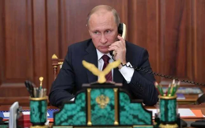 Vladimir Putin surprins vorbind la telefon FOTO Arhivă