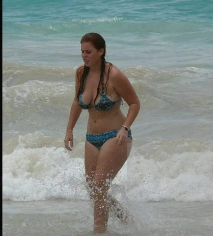 Prințesa Beatrice la plajă în bikini foto preview Profimedia