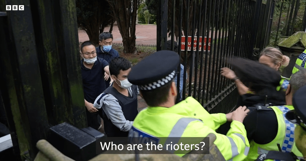 Un protestatar chinez a fost târât și bătut în incinta consulatului Chinei din Manchester, Marea Britanie VIDEO