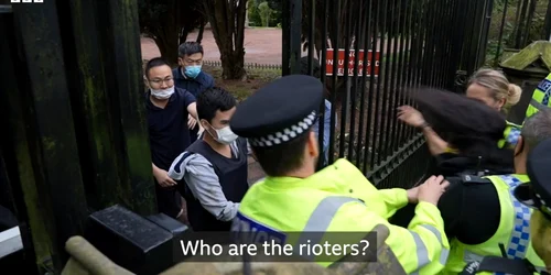 Un protestatar chinez a fost târât și bătut în incinta consulatului chinez din Manchester  FOTO Captura Video BBC jpg