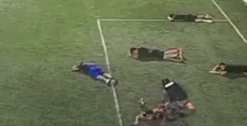 Trei bărbați înarmați au intrat pe teren  Foto/Twitter