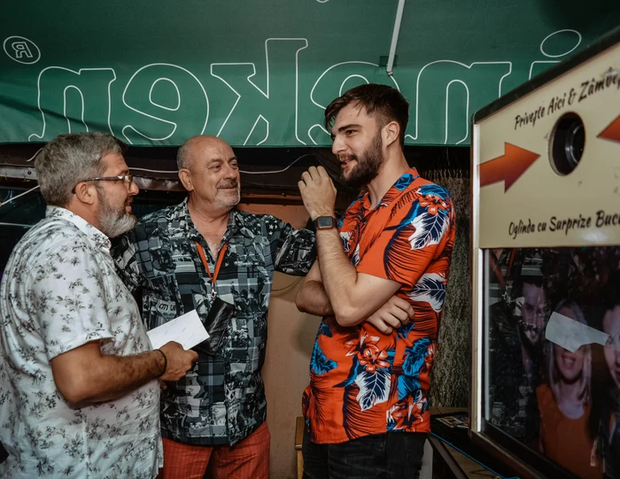 Actorul Emil Mitrache face poze cu toți cei care îl solicită